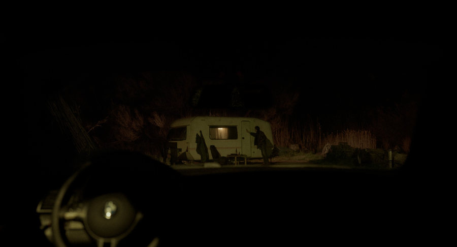 Camper illuminato nella notte