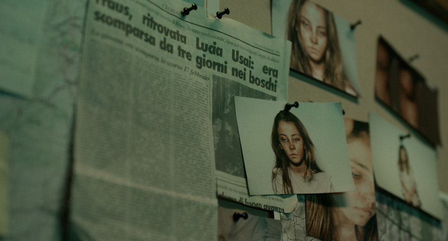 Ritagli e fotografie sulla bacheca delle indagini